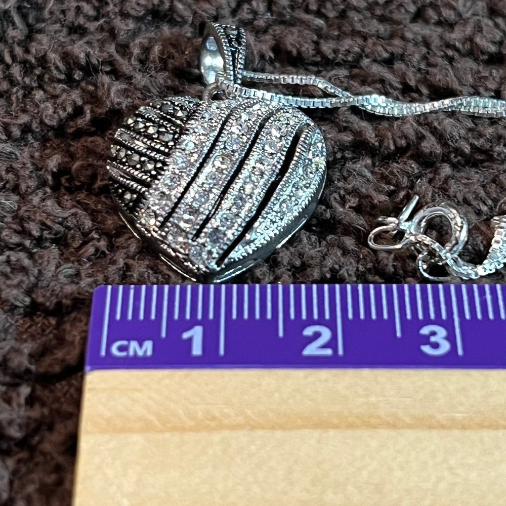 Silver necklace and pendant lot - 9 necklaces 6 pendants